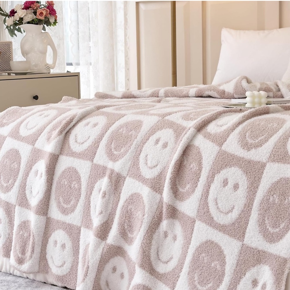 ULTRA SOFT AND COZY REVERSABLE SMILING FACE THROW IS NWT